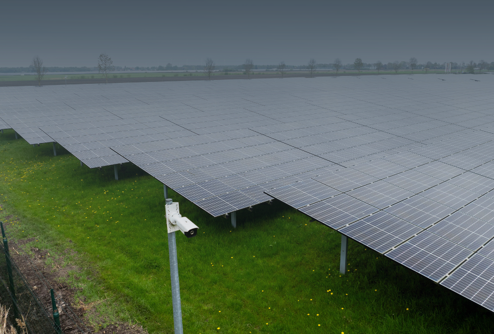 Zonnepark beveiliging met AI camerabewaking